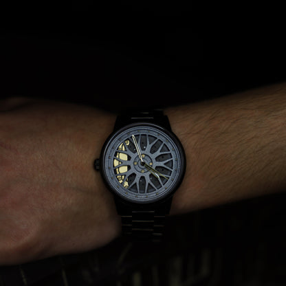 A person's wrist wearing the Final Edition DriftElement watch, which displays an innovative rim design. This piece represents the unique approach of the German startup, fusing the spirit of automotive design with the precision of watchmaking.